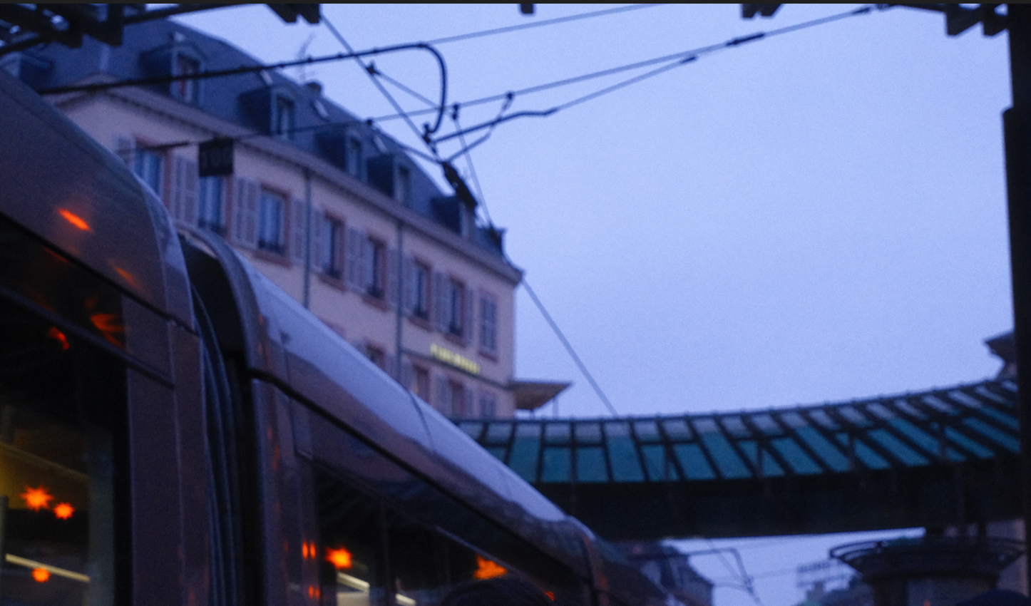 tramway-strasbourg-homme-de-fer-marché-de-noel