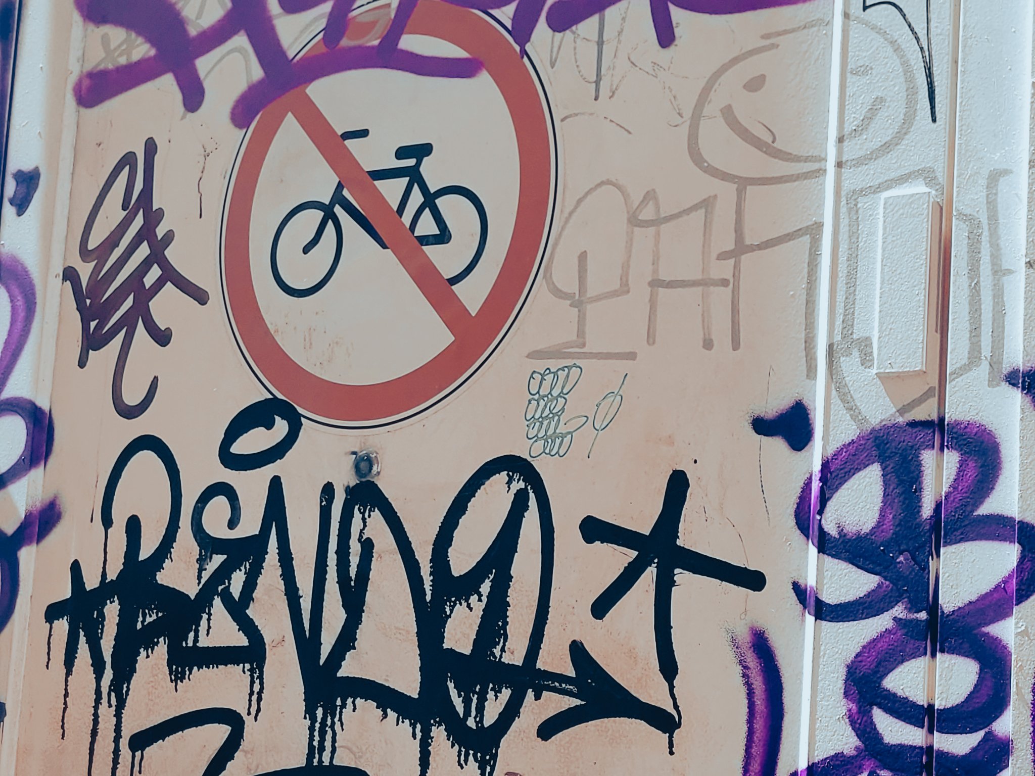 panneau interdiction de garer vélo graffitis ville strasbourg urbain 67000 bas rhin alsace