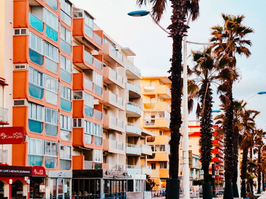 Les immeubles et palmiers du front de mer entre le centre ville et le port de Canet-en-Roussillon (66140), vue d'hiver un jour d'orage par Barbara Ferreres.