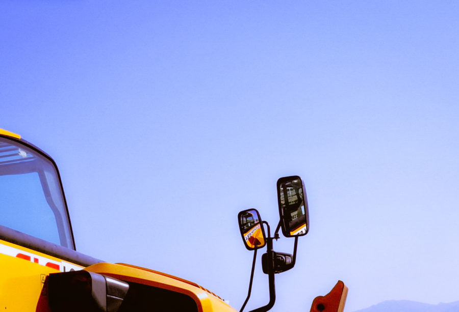 Photographie d'un rétroviseur de tracteur sur fond de ciel bleu, prise sur le parking de la plage de Canet-sud, Canet-en-Roussillon (66140), Pyrénées-Orientales, France, par Barbara Ferreres, avril 2025