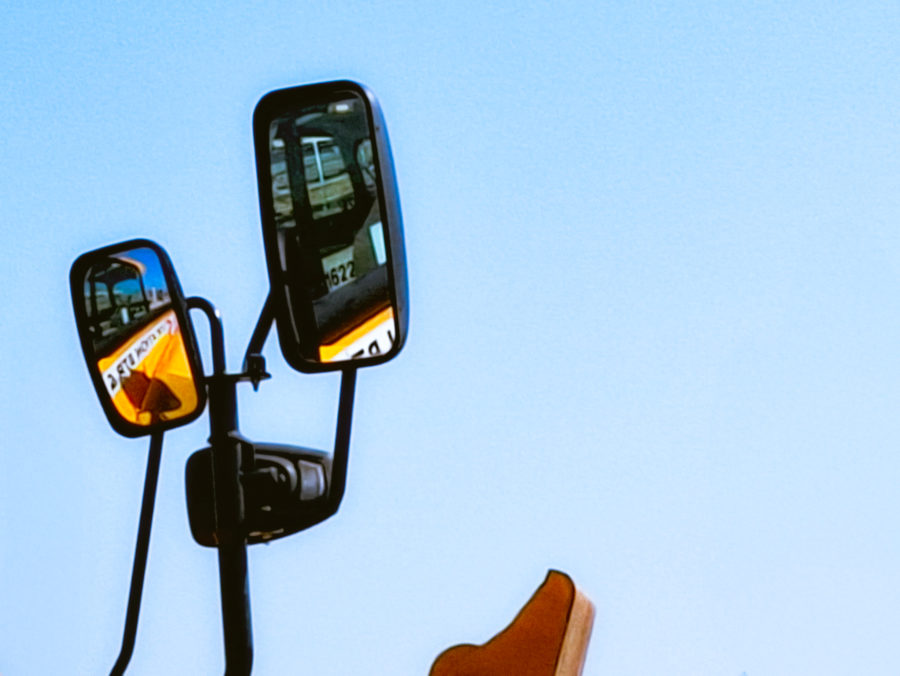 Photographie d'un rétroviseur de tracteur sur fond de ciel bleu, prise sur le parking de la plage de Canet-sud, Canet-en-Roussillon (66140), Pyrénées-Orientales, France, par Barbara Ferreres, avril 2025