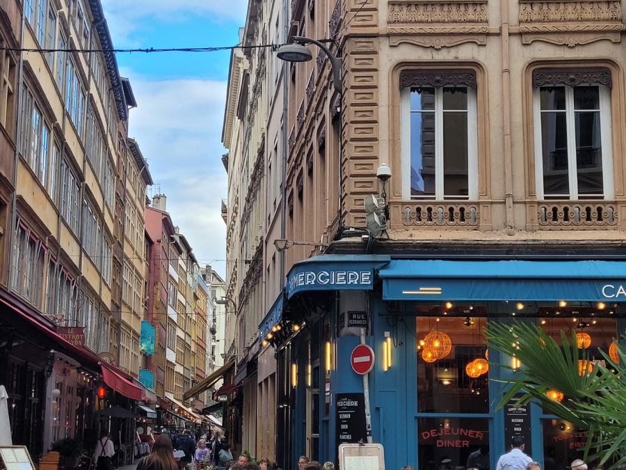 immeubles de la rue Mercière, avec commerces, à Lyon (69000), près de la place Bellecour, centre ville historique de Lyon, par ciel bleu une après-midi d'octobre 2024. Photographie prise par Barbara Ferreres.