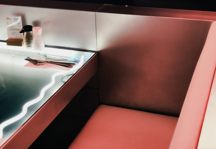 Lumières restaurant esthétique rose éclairé