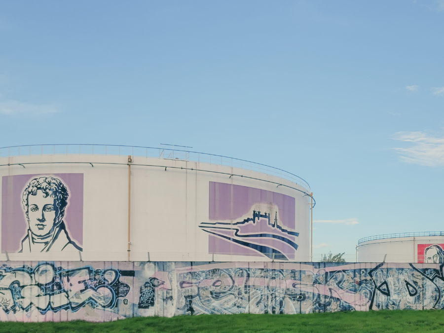 Streetart (graffiti) sur les usines et bassins de stockages périphérique de Lyon, photographie par Barbara Ferreres, octobre 2024