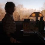 photographie avec flou artistique petite fille du train tgv sncf montpellier-perpignan par barbara ferreres, fujifilm, 2023. Une jeune fille et son siège en contre jour, la lumière de la première classe aussi, laissant échapper une transparance jaune. Les noirs sont dont des tons plutôt sépias et violets, rappelant le ciel et les arbres sans feuilles qui composent le paysage d'hiver qu'elle regarde par la fenêtre du train par barbara ferreres fujifilm xs10 photo of a small girl looking by the window of the train montpellier-perpignan, seeing a southern winter scenery with a blue sky and trees with brown leaves if any, soft picture taken against the light in sepia tones with the violet hue of the train, matching the brown leaves of the treas. photography taken by barbara ferreres with a fujifilm camera